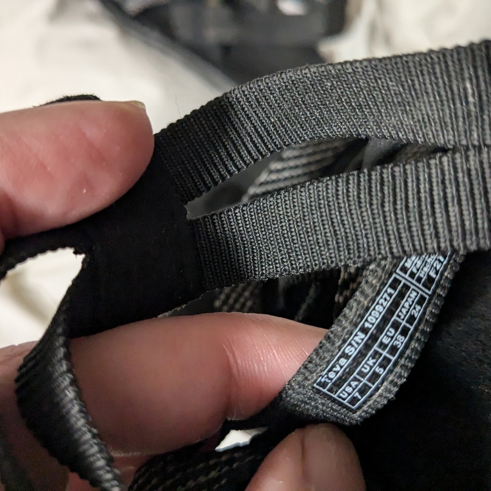 Keen strappy Hera sandals flip flops black size 7 - Picture 2 of 3